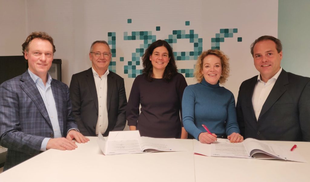 Tekenmoment PharmaPartners & IZER